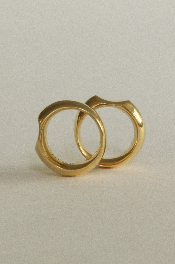 Imperfect ring in gold