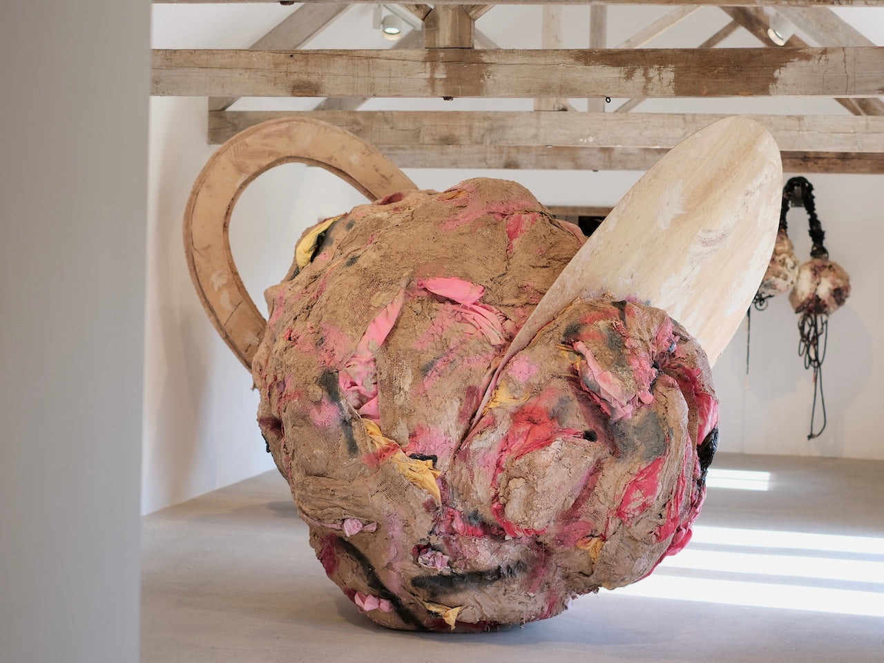 Phyllida Barlow (フィリダ・バーロウ) – Installation view《Unscripted》, Hauser & Wirth Somerset, 2024