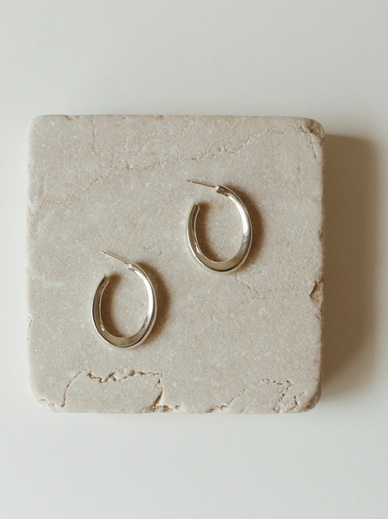 シンプルなデザインのフープピアス　Sculptural earrings