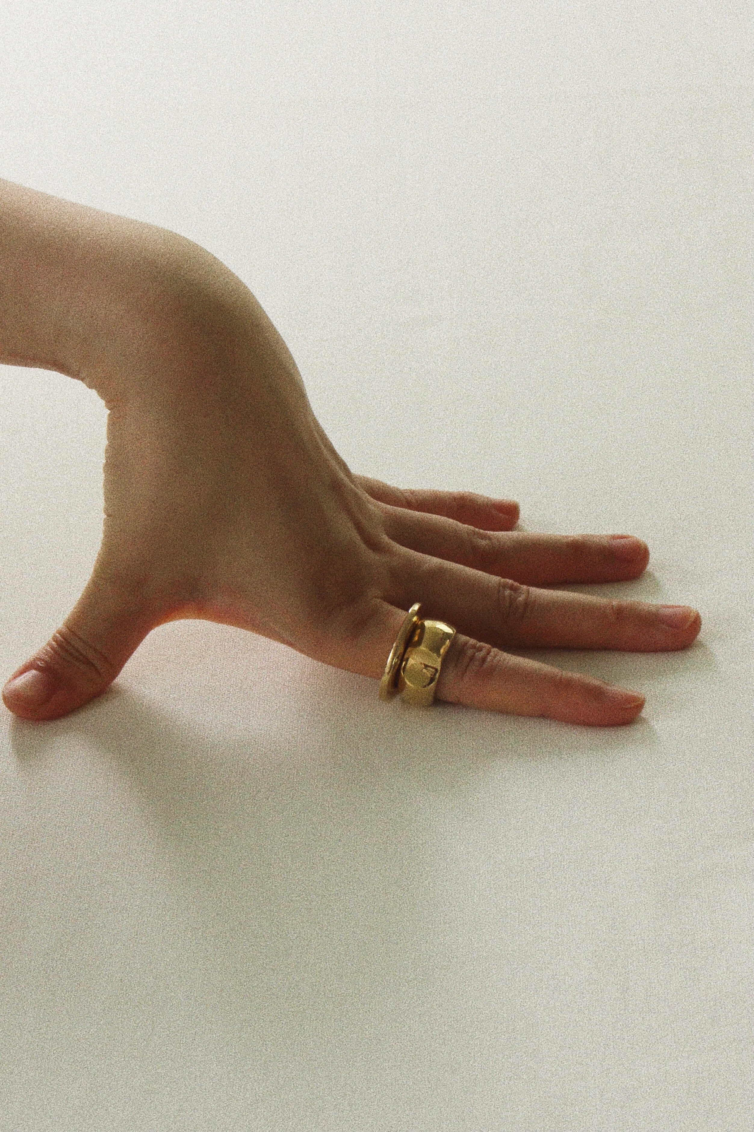 Imperfect ring in gold