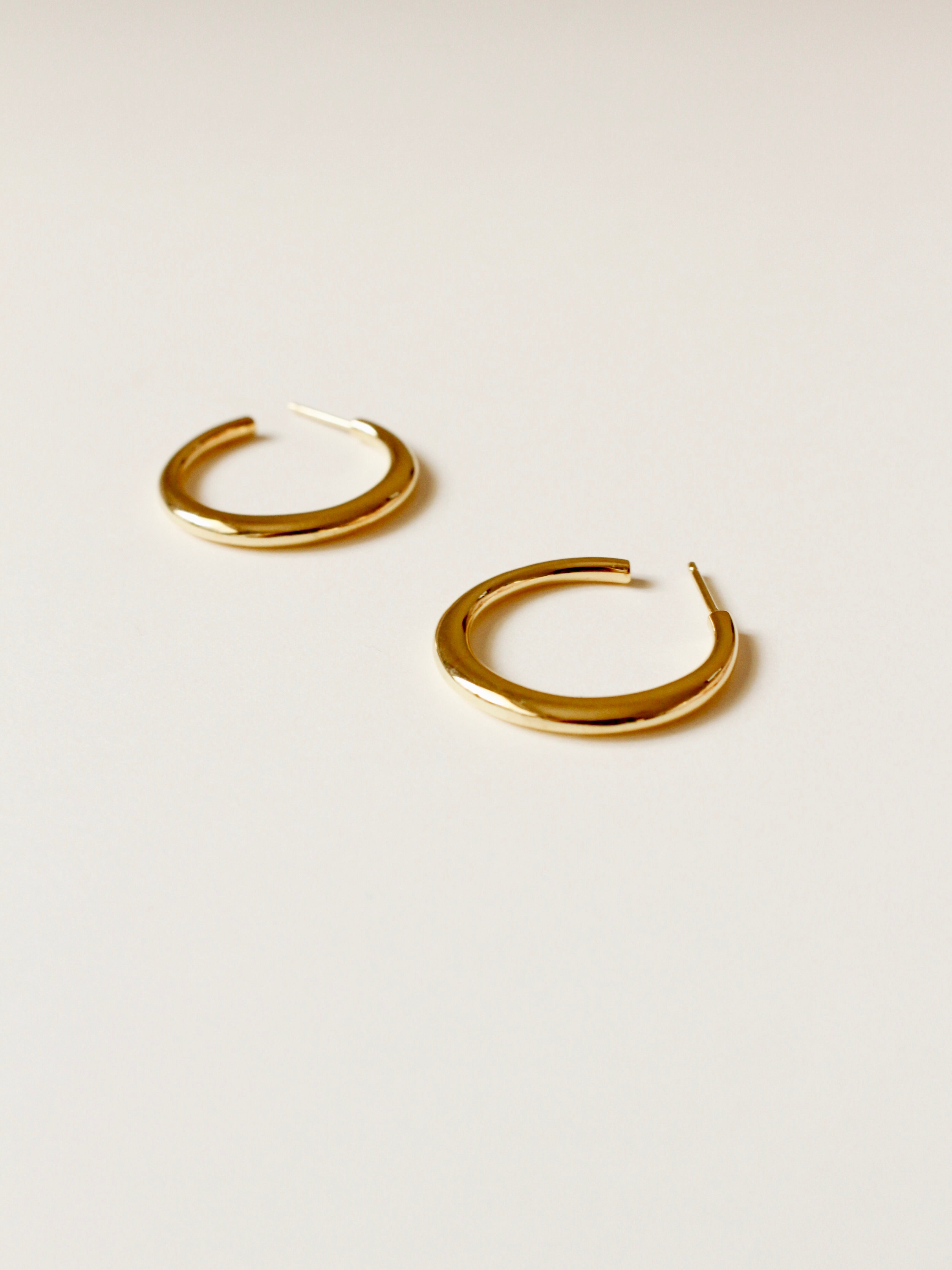 ミニマルなデザインのゴールドピアス　Minimal earrings