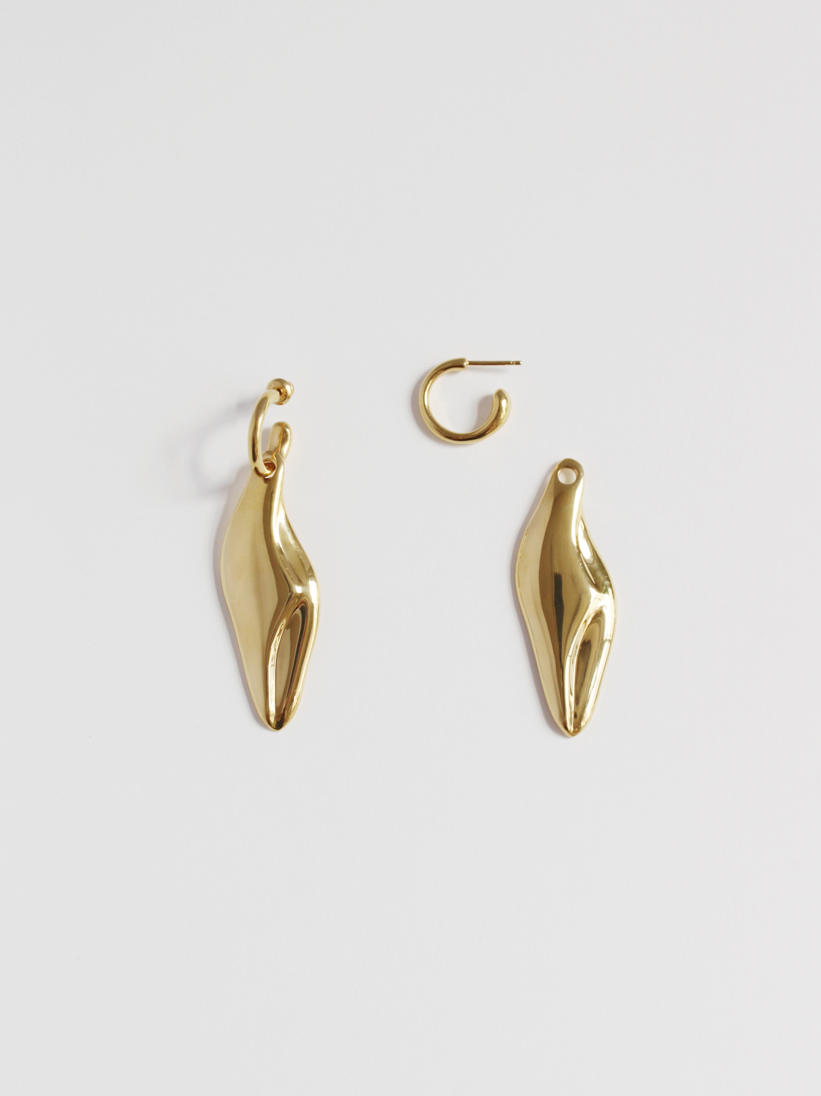 Lily earrings gold