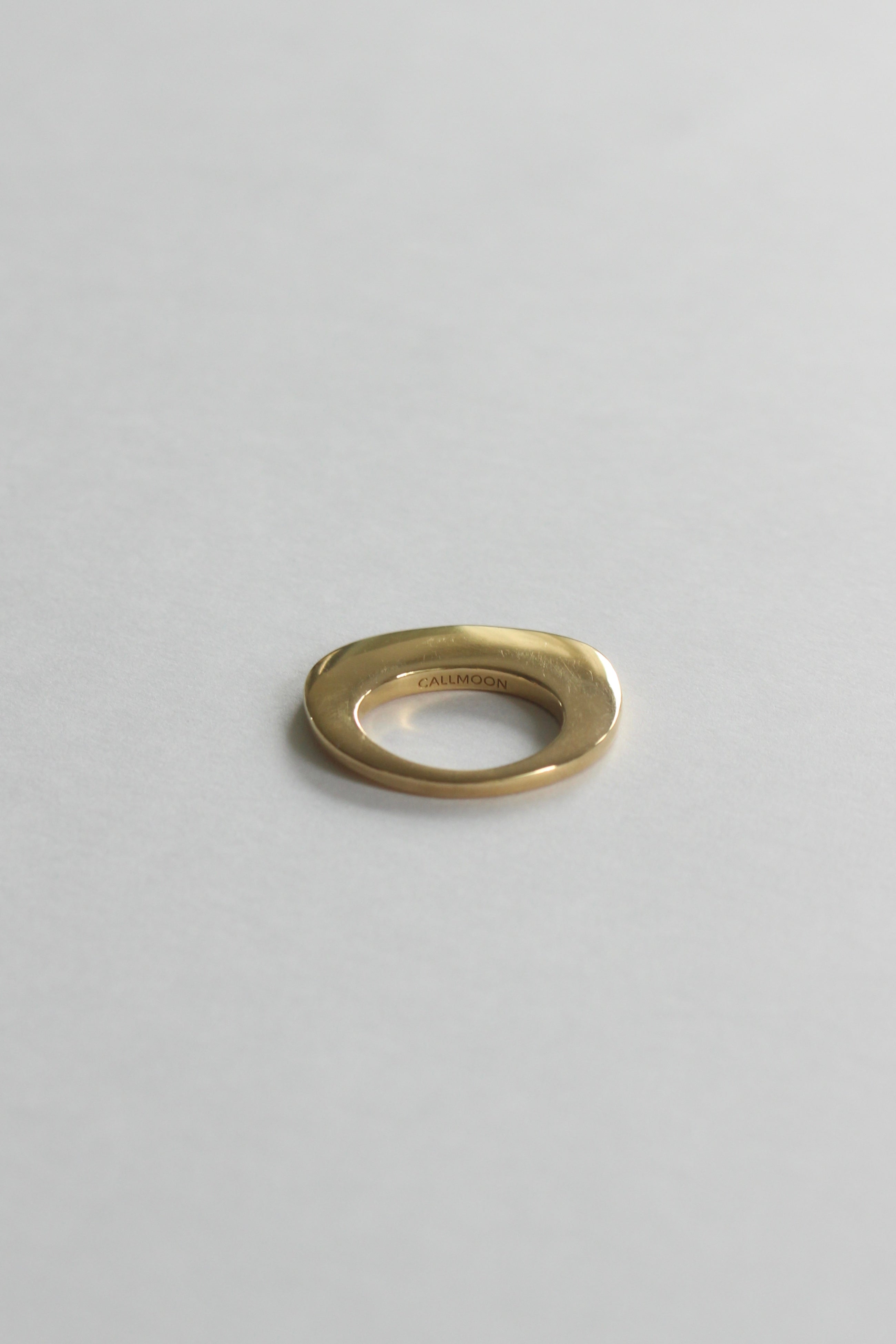 Element ring in gold