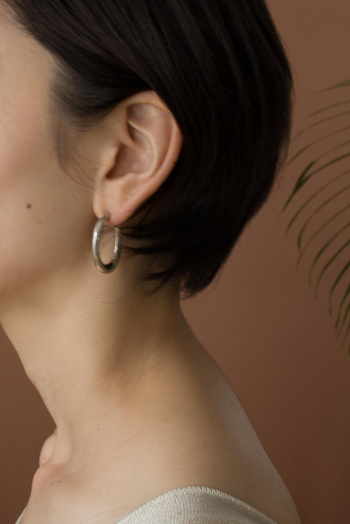 シンプルなデザインのフープピアス　Sculptural earrings