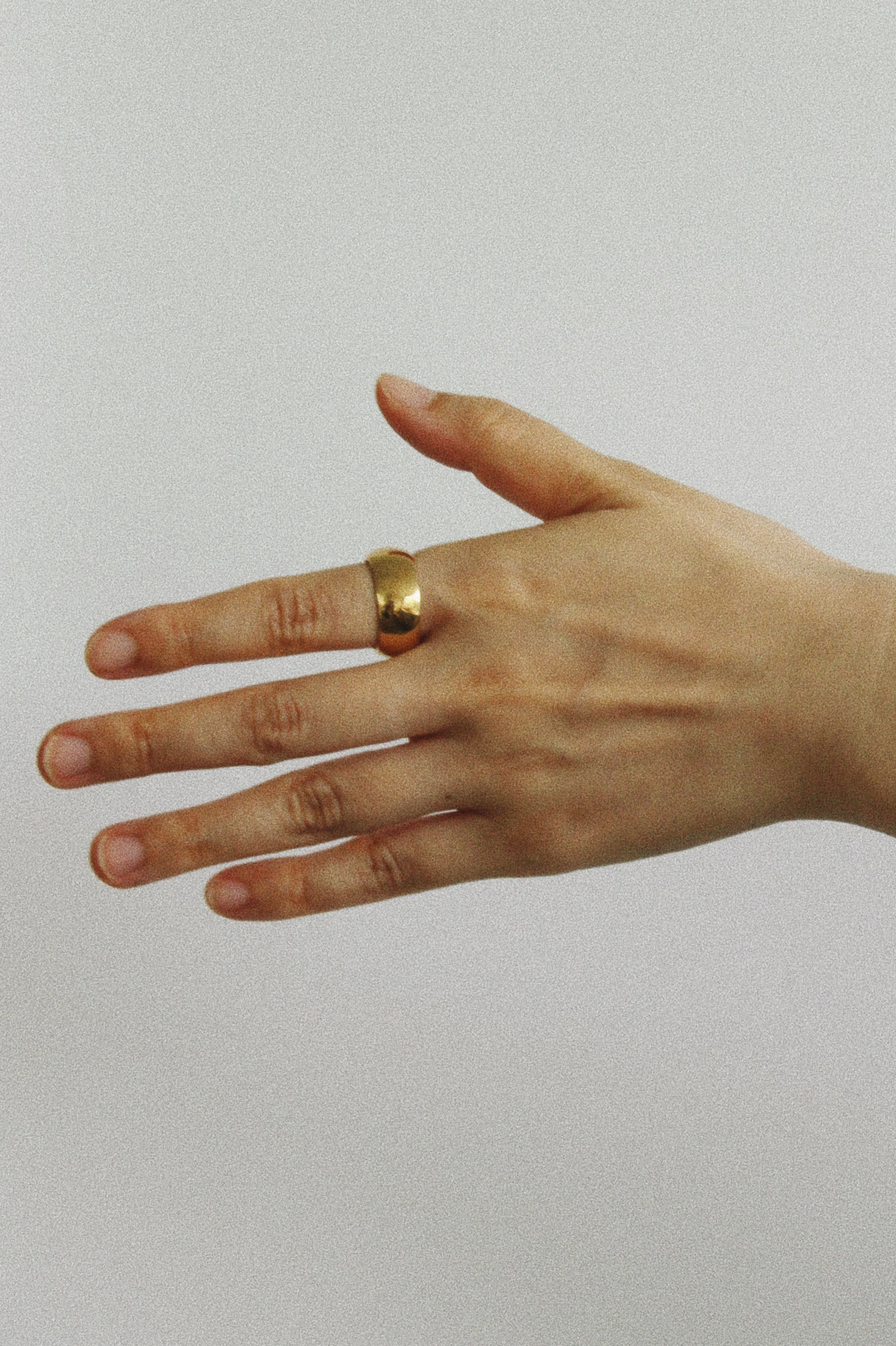 Imperfect ring in gold