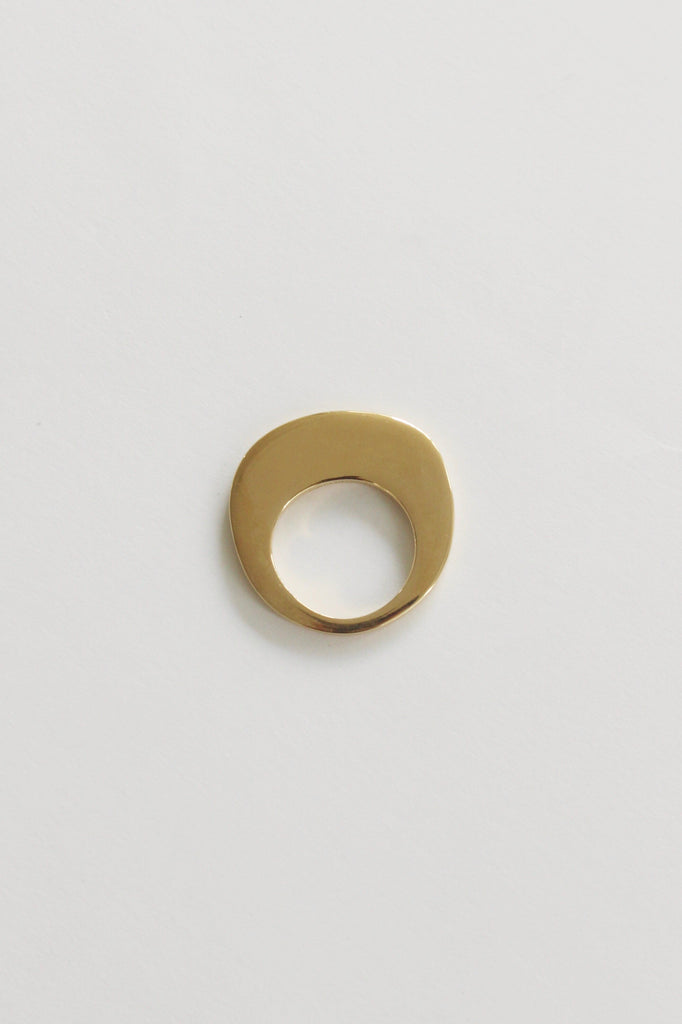 Element ring in gold